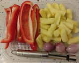 Foto del paso 3 de la receta: Picantón al vapor con tubos de patatas, pimientos y chalotas