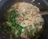 A picture of step 4 of Tomato chow mien.
