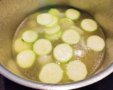 Foto del paso 2 de la receta: Crema de Calabacín, pipas y torreznos