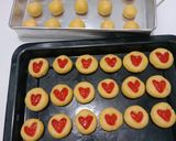 Foto langkah ke 2 dari resep Strawberry Heart Cookies.