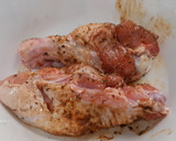 Foto del paso 2 de la receta: Muslos de pavo en airfryer, sabor Cookpad, con espárragos