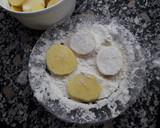 Foto del paso 4 de la receta: Filetes de merluza, patatas y guisantes en salsa verde