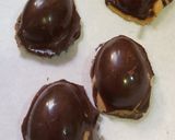 Foto del paso 5 de la receta: Huevitos de Pascua tipo bombones rellenos con pasta de maní