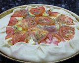 Foto del paso 3 de la receta: Tarta de jamón, queso y tomate con masa casera