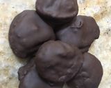Foto del paso 3 de la receta: Higos turcos rellenos con nuez, dátiles con almendra, bañados en chocolate!!