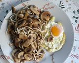 Foto del paso 5 de la receta: Huevos con gulas y champiñones