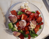 Foto del paso 1 de la receta: Pollo con tomate y cebolla