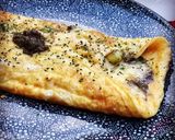 Foto del paso 3 de la receta: Tortilla de queso y ajetes con trufa y un toque picante 🌶😏