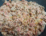 Foto del paso 3 de la receta: Macarrones tricolor, chorizo y champiñones con pasas