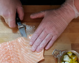 Foto del paso 1 de la receta: Marinado de salmón con queso aromatizado
