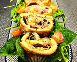 Foto del paso 4 de la receta: Roll de tortilla rellena de dúo de jamón y cebolla