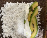 Foto del paso 6 de la receta: Sushi casero- Maki de aguacate, salmón y langostino con queso crema