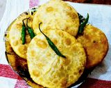 A picture of step 5 of Moong dal kachori.
