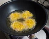 Foto langkah ke 3 dari resep Bakwan jagung bumbu cabe ulek.