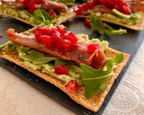 Foto del paso 3 de la receta: Canapé de aguacate con sardina ahumada