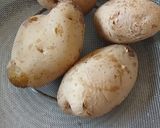 A picture of step 1 of Lasaniya batata garlic.