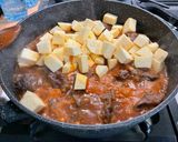 Une image de l'étape 16 de Bœuf mijoté à la bière, moutarde, navets et carottes.