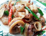 รูปขั้นตอนการทำที่ 4 ของ กุ้งหมึกผัดกะปิ