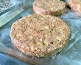 รูปขั้นตอนการทำที่ 8 ของ แฮมเบอร์เกอร์หมู (Pork burgers)