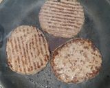 Une image de l'étape 3 de Double cheese burger pommes de terre et compoté d oignons.