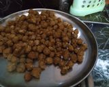 A picture of step 1 of Nutrela munchurian.