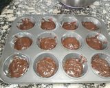 Foto del paso 3 de la receta: Muffins de cacao amargo rellenos de mermelada y chocolate blanco
