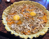 Foto del paso 3 de la receta: Tarta de pollo con masa de harina común, integral y cúrcuma