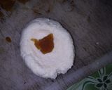 Foto langkah ke 3 dari resep Jemblem Singkong Parut isi Gula Merah dan Coklat.