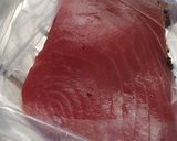 Foto del passaggio 1 della ricetta Antipasto di Tonno Marinato