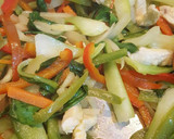 Foto del paso 6 de la receta: Tallarines con pak choi, verduras, pollo y salsa de soja