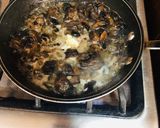 Foto del paso 2 de la receta: Pechuga de Pollo rellena con champiñones al ajo y queso Crema, sobre cama de Puré de Papa