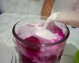 Foto langkah ke 2 dari resep Es Buah Naga Susu Pink🎀.