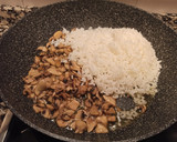 Foto del paso 4 de la receta: Huevo frito con bacon, arroz y tomate con hortalizas