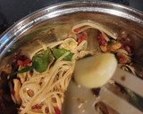 Foto del paso 4 de la receta: Espaguetis con mejillones de lata