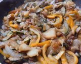 Foto del paso 3 de la receta: Salteado de vegetales y manzana🍎🧅🥯