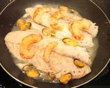 Foto del paso 2 de la receta: Anchoa de banco con crema, mejillones y langostinos