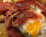 Foto del paso 5 de la receta: Huevos rotos con patatas y jamón con un toque distinto!