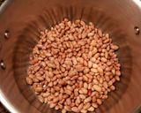 Foto del paso 1 de la receta Alubias pintas, con acelgas y salchichas frescas