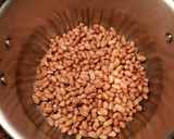 Foto del paso 1 de la receta: Alubias pintas, con acelgas y salchichas frescas
