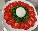 Une image de l'étape 5 de Salade composée de tomates et persil à la mozzarella di buffala et crème de balsamique.