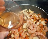 Foto del paso 3 de la receta: Colas de carabinero peladas con setas shiitake y pimiento rojo