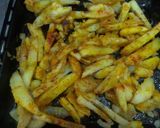 صورة لخطوة 2 من وصفة بطاطا مفورة ومحمرة في الفرن 😋