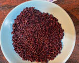 Foto del paso 5 de la receta: Poke de salmón picante con arroz venere