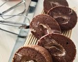 Foto langkah ke 10 dari resep Double Chocolate Roll Cake.
