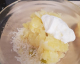 Foto del paso 2 de la receta: Patatas asadas rellenas con salmón ahumado, encurtidos y eneldo