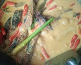 Foto langkah ke 4 dari resep Gulai ikan pindang daun kemangi.