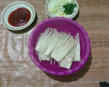 Foto langkah ke 1 dari resep Jamur Enoki Pedas Simpel Tanpa Saus Gogunjang.