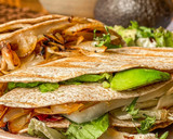 Foto del paso 4 de la receta: Quesadillas de pollo y aguacate con cebolla