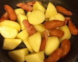 Hình bước làm 3 của món Khoai tây xào xúc xích 🥔