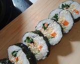 Foto langkah ke 9 dari resep Gimbap Udang & Nugget Super Simpel.